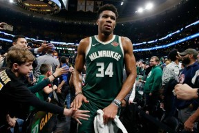 开云体育APP注册登录-RNG引发争议！，字母哥官方宣布持续失利新规赢得满堂喝彩(字母哥进总决赛)